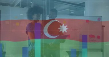 Azerbaijan bayrağının animajı, veri işleme ve Afro-Amerikan iş adamlarının yönetiminde. Küresel iş, vatanseverlik ve dijital arayüz kavramı dijital olarak üretilen video.