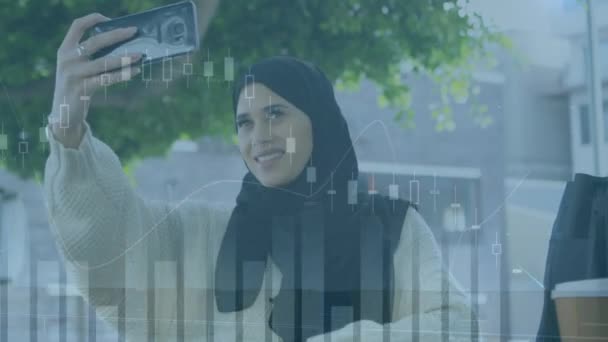 Şehirdeki Akıllı Telefon Kullanan Tesettürlü Melez Bir Kadının Finansal Veri — Stok video