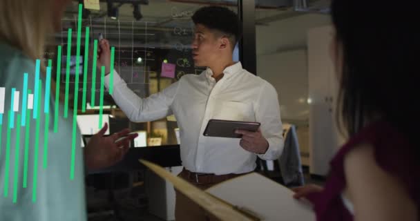 사무실에서 일하는 사업가에 데이터 애니메이션 글로벌 비즈니스 컴퓨팅 데이터 디지털 — 비디오