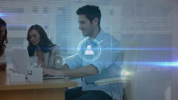 프로파일 아이콘 파란색 조명의 네트워크 애니메이션 사무실에서 노트북을 사용하는 코카서스 — 비디오
