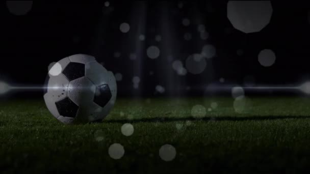 在足球运动员在球场上踢球的过程中与图标连接的网络动画 全球体育 计算机和数据处理概念 — 图库视频影像