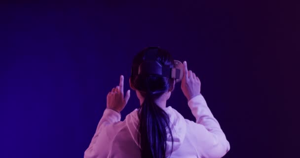 亚洲女人使用Vr耳机 触摸蓝色背景的虚拟屏幕 动作缓慢 虚拟现实和元概念 — 图库视频影像