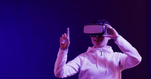 亚洲女人用Vr耳机 触摸蓝色背景的虚拟屏幕 复制空间 慢动作 虚拟现实和元概念 — 图库视频影像