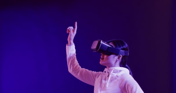 亚洲女人用Vr耳机 触摸蓝色背景的虚拟屏幕 复制空间 慢动作 虚拟现实和元概念 — 图库视频影像