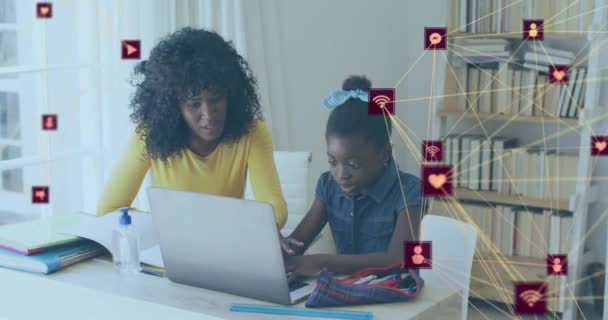 Animation Eines Globus Digitaler Ikonen Über Einer Afrikanisch Amerikanischen Mutter — Stockvideo