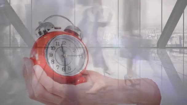 事務所を歩いているビジネスマンのタイムラプスに対して目覚まし時計を手のアニメーション スケジュール ビジネスコンセプト — ストック動画
