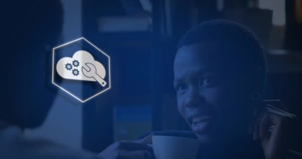Animacja Ikon Cyfrowych Nad Afrykańską Parą Rozmawiającą Sobą Kawiarni Globalne — Wideo stockowe