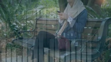 Depoda çalışan Afrikalı Amerikalı adamın veri işleme animasyonu. Sosyal medya veri işleme ve teknoloji konsepti dijital olarak oluşturulmuş video bağlantıları.