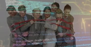 Bilgisayar dilinin animasyonu, çeşitli iş adamları üzerindeki navigasyon deseni kasetten kurtuldu. Dijital bileşik, çoklu pozlama, kodlama, yön, makine öğrenme ve takım çalışması kavramı.