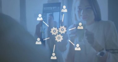 Kafede beyaz bir kadının fotoğrafını çeken bir adamın dikiz aynasındaki dijital simgelerin animasyonu. Küresel ağ ve iş teknolojisi kavramı