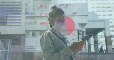 Sokakta maskeli melez bir kadın için finansal veri işleme animasyonu. Dijital olarak üretilen küresel covid 19 salgın, iş, bilgisayar ve veri işleme kavramı.