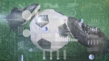 Bir futbol topunun ve çimlerin üzerindeki kramponların yakınından geçen veri işleme arayüzünün animasyonu. Spor ve teknoloji kavramı