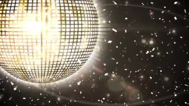 Düşen konfetilerin üzerinde dönen ayna disko topunun animasyonu, siyah arka planda yanıp sönen lensler. Dijital olarak üretilmiş, hologram, illüstrasyon, parti, kutlama, eğlence ve teknoloji.