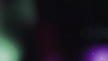 Siyah zemin üzerinde hareket eden kırmızı ve mavi noktaların animasyonu. Soyut arkaplan ve şablon kavramı dijital olarak oluşturuldu.