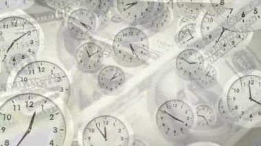 Amerikan dolarları üzerinde tıklayan saatlerin animasyonu. Küresel para birimi, işletme, finans, hesaplama ve veri işleme kavramı dijital olarak oluşturulmuş video.