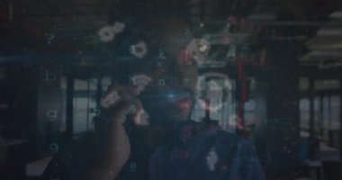 Siber güvenlik veri işleme animasyonu Afro-Amerikan bir adamın akıllı telefondan konuşması üzerine. Siber güvenlik ve iş teknolojisi kavramı