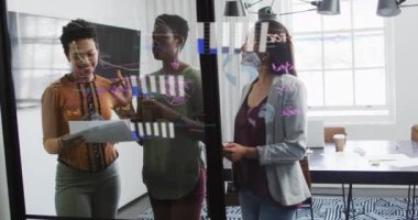 Ofiste konuşan çeşitli iş adamlarının veri işleme animasyonları. Küresel iş ve dijital arayüz kavramı dijital olarak oluşturulmuş video.