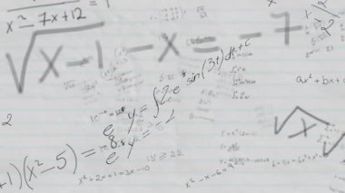 Beyaz arkaplan üzerinde matematiksel denklemlerin animasyonu. Küresel eğitim ve dijital arayüz kavramı dijital olarak oluşturulmuş video.