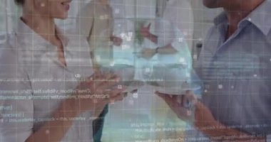 Bilgisayar dili animasyonu, dünya çapında vizör, çay molası sırasında konuşan çeşitli iş arkadaşları. Dijital bileşik, çoklu pozlama, kodlama, küreselleşme, iletişim ve teknoloji kavramı.