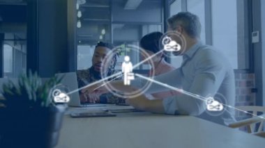 Ofisteki çeşitli iş adamlarıyla olan bağlantıların animasyonu. Küresel iş, finans, hesaplama ve veri işleme kavramı dijital olarak oluşturulmuş video.