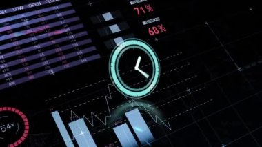 Ekranlarda saat tik tak ve veri işleme animasyonu. Küresel iş, finans, hesaplama ve veri işleme kavramı dijital olarak oluşturulmuş video.