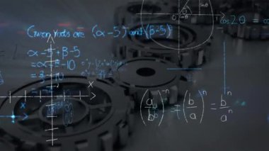 Matematiksel denklemlerin ve beyaz arkaplan üzerindeki dişlilerin animasyonu. Küresel eğitim ve dijital arayüz kavramı dijital olarak oluşturulmuş video.