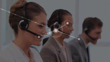 Ofiste telefon kulaklığıyla konuşan beyaz kadın üzerinden bağlantı ağının animasyonu. Küresel ağ ve iş teknolojisi kavramı