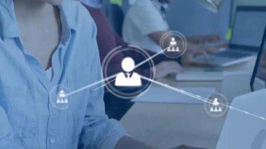 Ofisteki çeşitli iş adamlarıyla olan bağlantıların animasyonu. Küresel iş, finans, hesaplama ve veri işleme kavramı dijital olarak oluşturulmuş video.