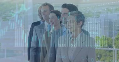 Grafiklerin animasyonu, daireleri, ofisteki çeşitli gülümseyen iş arkadaşlarının üzerine yüklemek. Dijital bileşik, çoklu pozlama, rapor, iş, ilerleme, büyüme, soyut ve teknoloji kavramı.