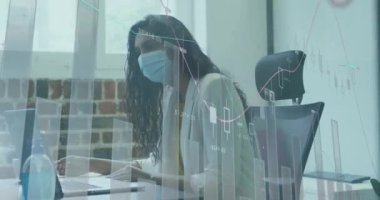 Yüz maskesi takmış melez bir iş kadını hakkında veri işleme animasyonu. Dijital olarak üretilen küresel covid 19 salgın, iş, bilgisayar ve veri işleme kavramı.