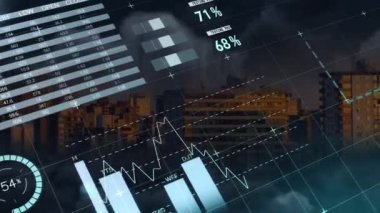 Şehir manzarası üzerindeki istatistik ve finansal veri işleme animasyonları. Dijital arayüz, iş dünyası, finans, hesaplama ve veri işleme kavramı dijital olarak oluşturuldu.