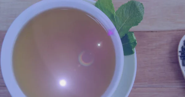 Bild Von Hellen Flecken Über Einer Tasse Tee Auf Dem — Stockfoto
