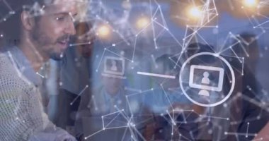 Ofiste birlikte tartışan çeşitli iş adamları üzerine dijital simge ağının animasyonu. Küresel ağ ve iş teknolojisi kavramı