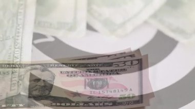 Boğa gözü animasyonu, banknotlar yerine Amerikan doları banknotları. Küresel para birimi, işletme, finans ve dijital arayüz kavramı dijital olarak oluşturulmuş video.