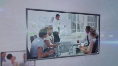 Beyaz arka planda iş adamlarıyla birden fazla masaüstü üzerinden bağlantılı noktaların animasyonu. Dijital bileşik, çoklu pozlama, iletişim, soyut, takım çalışması ve teknoloji kavramı.