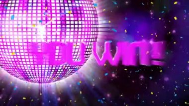 Ayna disko topu ve soyut arkaplana karşı konfeti düşüşü ile metin kazandığın animasyon. Dijital olarak oluşturulmuş, hologram, parti, kutlama, atari, video oyunu ve teknoloji konsepti.
