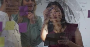 Ofiste çalışan çeşitli iş adamları üzerinde finansal veri işleme animasyonu. Küresel iş, finans, hesaplama ve veri işleme kavramı dijital olarak oluşturulmuş video.