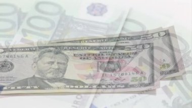 Amerikan doları ve euro banknotlarını sayan el animasyonu. Küresel para birimi, işletme, finans ve dijital arayüz kavramı dijital olarak oluşturulmuş video.