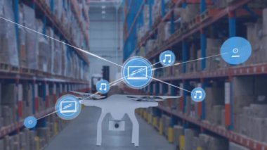 İHA ve depo üzerindeki simgelerle bağlantı ağının animasyonu. Küresel gönderim, bağlantılar ve veri işleme kavramı dijital olarak oluşturulmuş video.