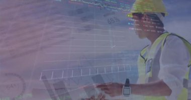 Bilgi arayüzü animasyonu, Asyalı mühendis güvenlik donanımı takıyor bulutlu gökyüzüne karşı duruyor. Dijital bileşik, çoklu pozlama, borsa, rapor, iş dünyası, küresel ve teknoloji kavramı.