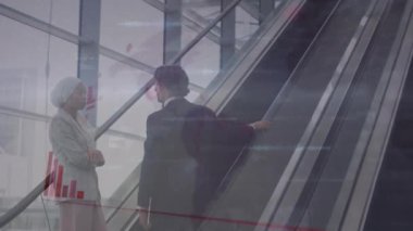 Çeşitli iş adamlarının konuşmaları üzerine veri işleme ve küre animasyonu. Küresel iş ve dijital arayüz kavramı dijital olarak oluşturulmuş video.