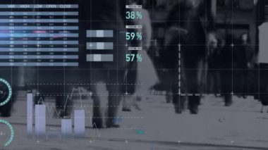 Şehir caddesinde yürüyen insanlarla ilgili istatistik ve finansal veri işleme animasyonları. Dijital arayüz, iş dünyası, finans, hesaplama ve veri işleme kavramı dijital olarak oluşturuldu.