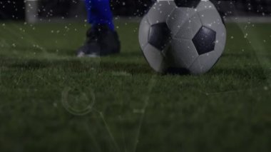 Sahadaki futbolcu üzerindeki simgelerle bağlantı ağının animasyonu. Küresel ağlar, işletmeler, finansmanlar, hesaplama ve veri işleme kavramı dijital olarak oluşturuldu.