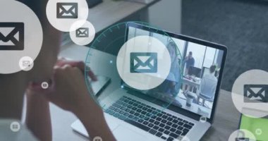 İleti simgelerinin animasyonu ve çift ırklı bir kadının ofisteki bilgisayarında görüntülü konuşma olması üzerine tarayıcı. Küresel ağ ve iş teknolojisi kavramı