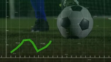 Futbol sahasındaki futbolcudan yeşil çizgili finansal veri işleme animasyonu. Küresel spor, iş, finans, bilgisayar ve veri işleme kavramı dijital olarak oluşturulmuş video.