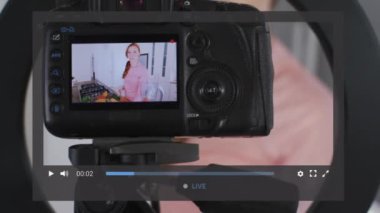 Beyaz bir kadının video kaydında finansal veri işleme animasyonu. Dijital olarak oluşturulmuş küresel bilgisayar ve veri işleme kavramı.