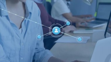 Ofisteki çeşitli iş adamlarıyla olan bağlantıların animasyonu. Küresel iş, finans, hesaplama ve veri işleme kavramı dijital olarak oluşturulmuş video.