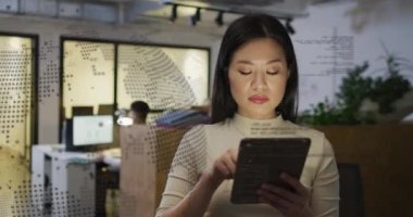 Ofiste çalışan Asyalı iş kadınının finansal veri işleme animasyonu. Küresel iş, finans, hesaplama ve veri işleme kavramı dijital olarak oluşturulmuş video.