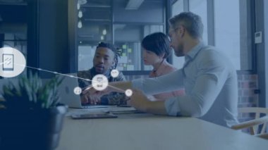 Ofisteki çeşitli iş adamlarıyla olan bağlantıların animasyonu. Küresel iş, finans, hesaplama ve veri işleme kavramı dijital olarak oluşturulmuş video.