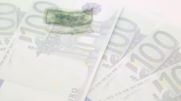 Анимация Обрезанной Руки Помещающей Долларовые Купюры Стол Поверх Падающих Евро — стоковое видео